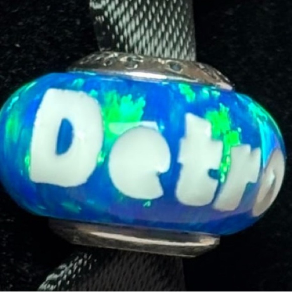 Pandora travel exclusive Detroit opalescent Murano charm